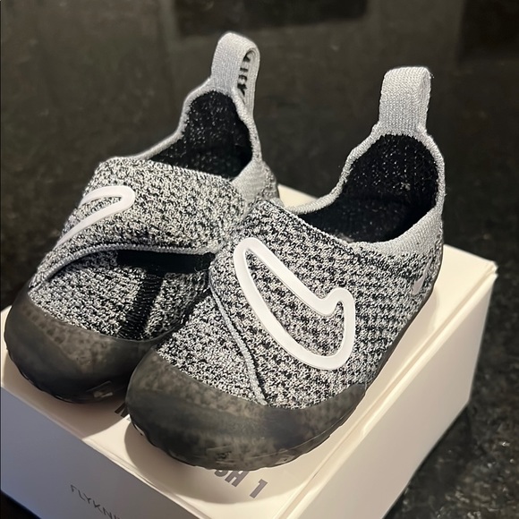 Nike Kids Flyknit Shoes - Black and Gray - Picture 3 of 8